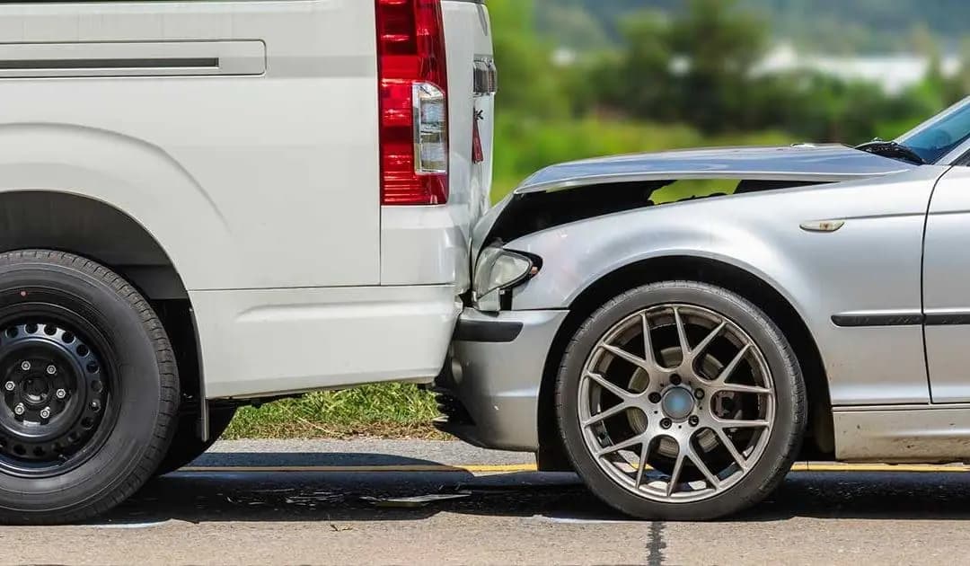 Kaklo ir nugaros sužeidimai atsitrenkus į automobilio galą