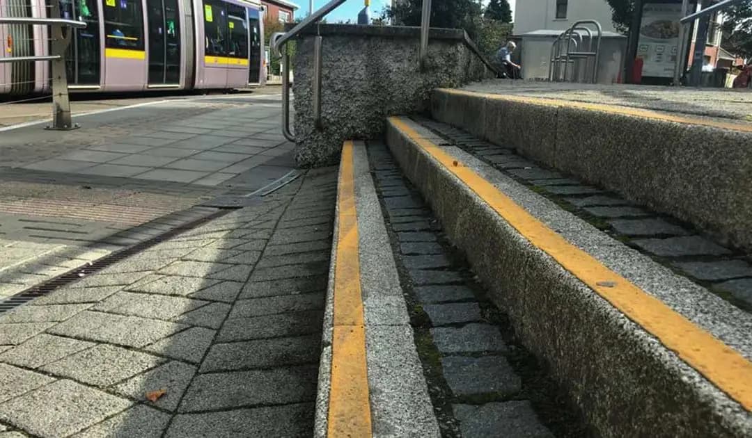 Netinkamai pastatyta tramvajaus stotelė lėmė rankos sužeidimą